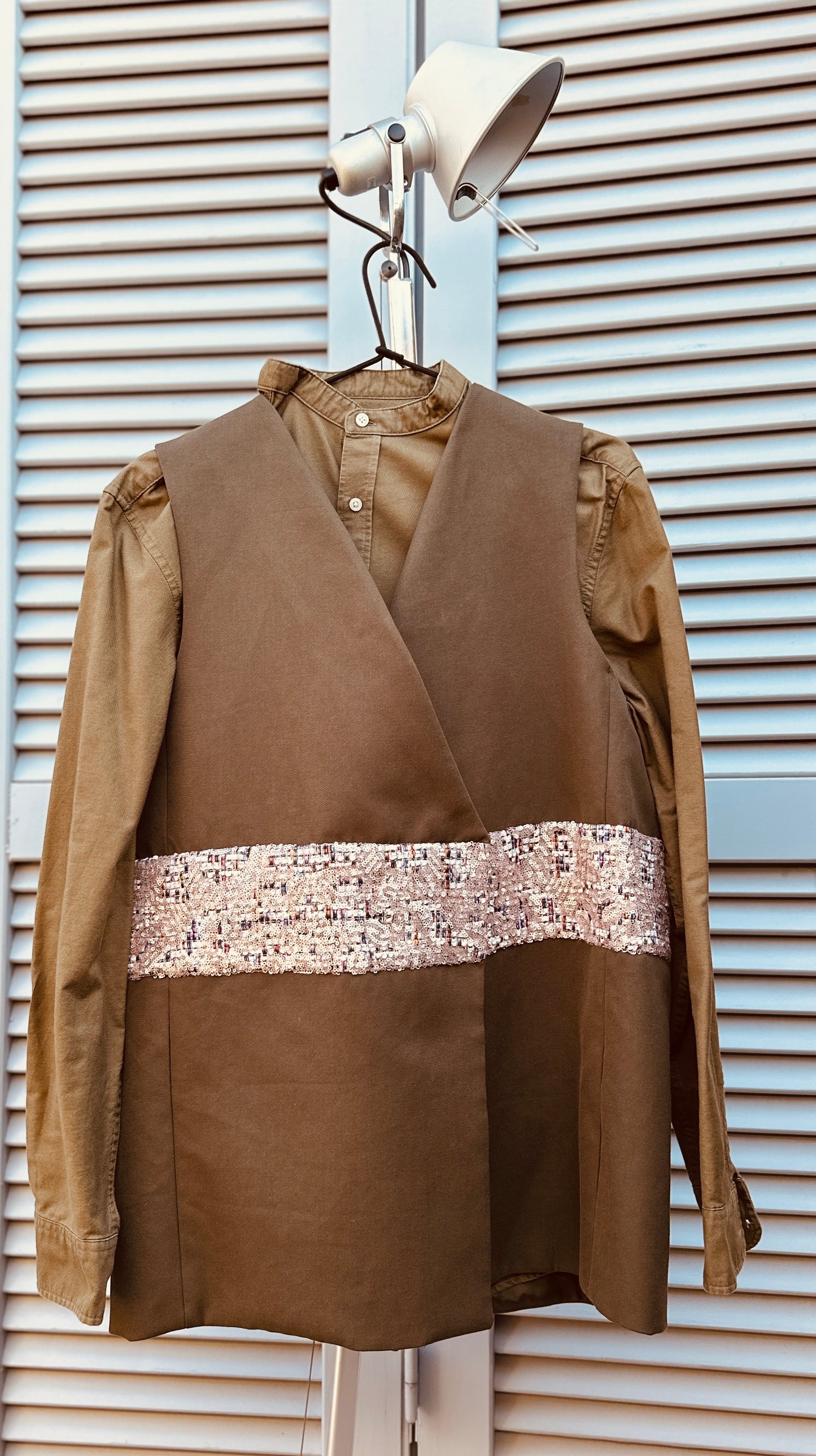 ELETTRA GIACCA GILET Verde oliva con banda di paillettes rosa pallido