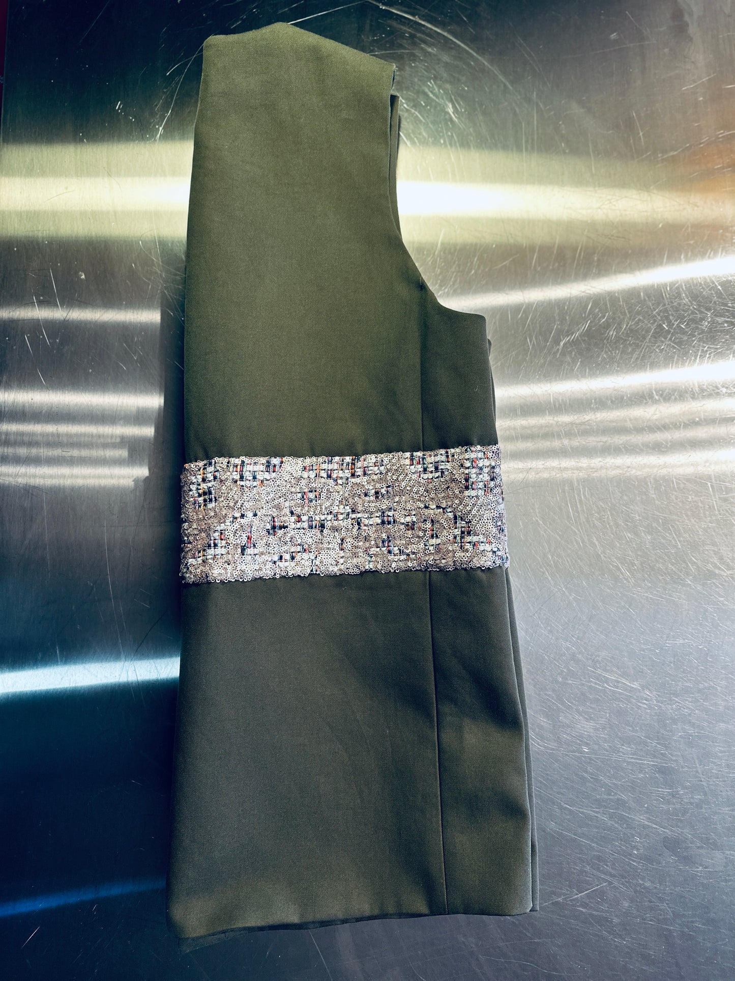 ELETTRA GIACCA GILET Verde oliva con banda di paillettes rosa pallido